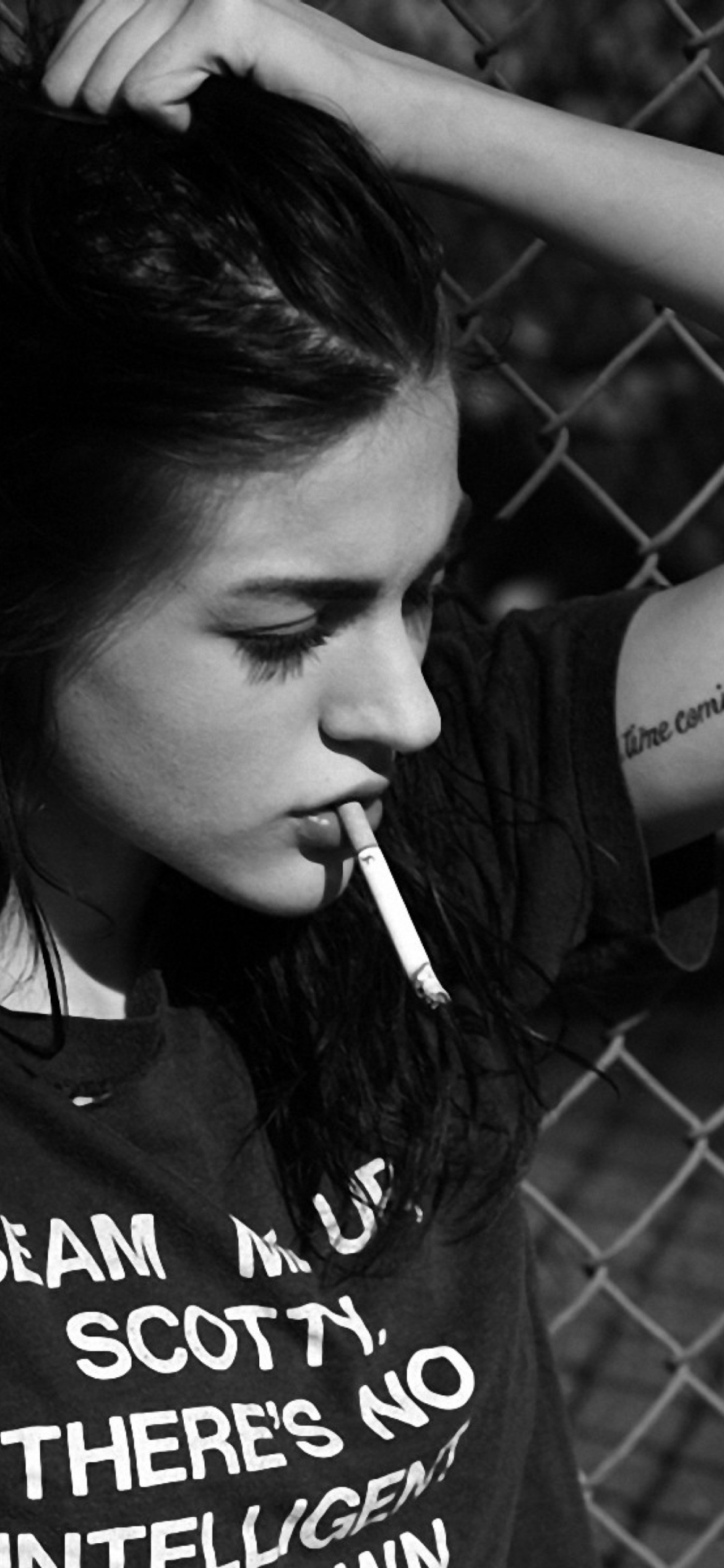 Smoking Girl Black And White wallpaper 1170x2532