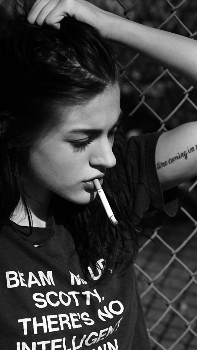 Smoking Girl Black And White screenshot #1 640x1136