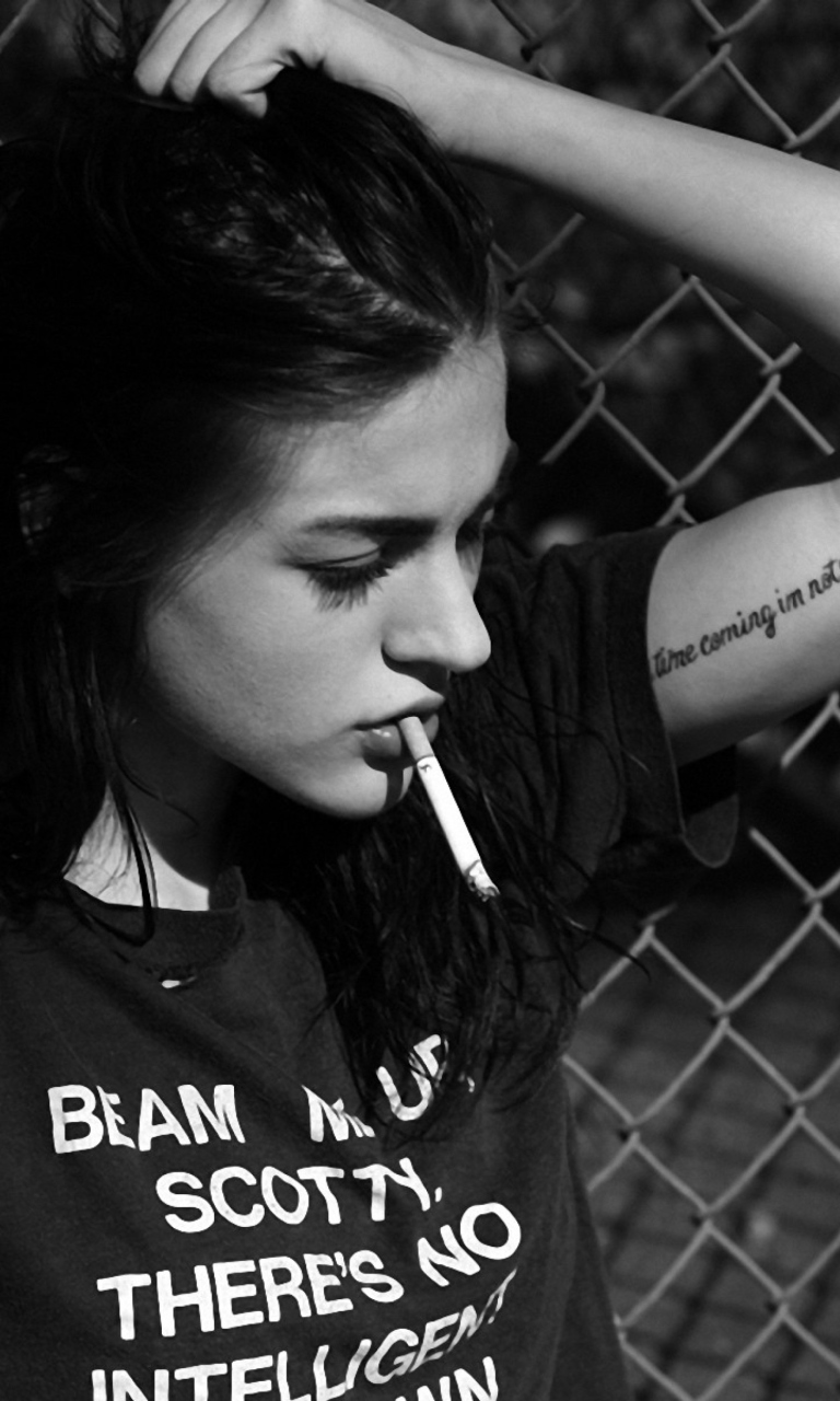 Das Smoking Girl Black And White Wallpaper 768x1280