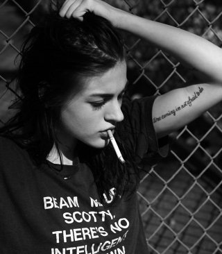 Smoking Girl Black And White sfondi gratuiti per Nokia Lumia 800