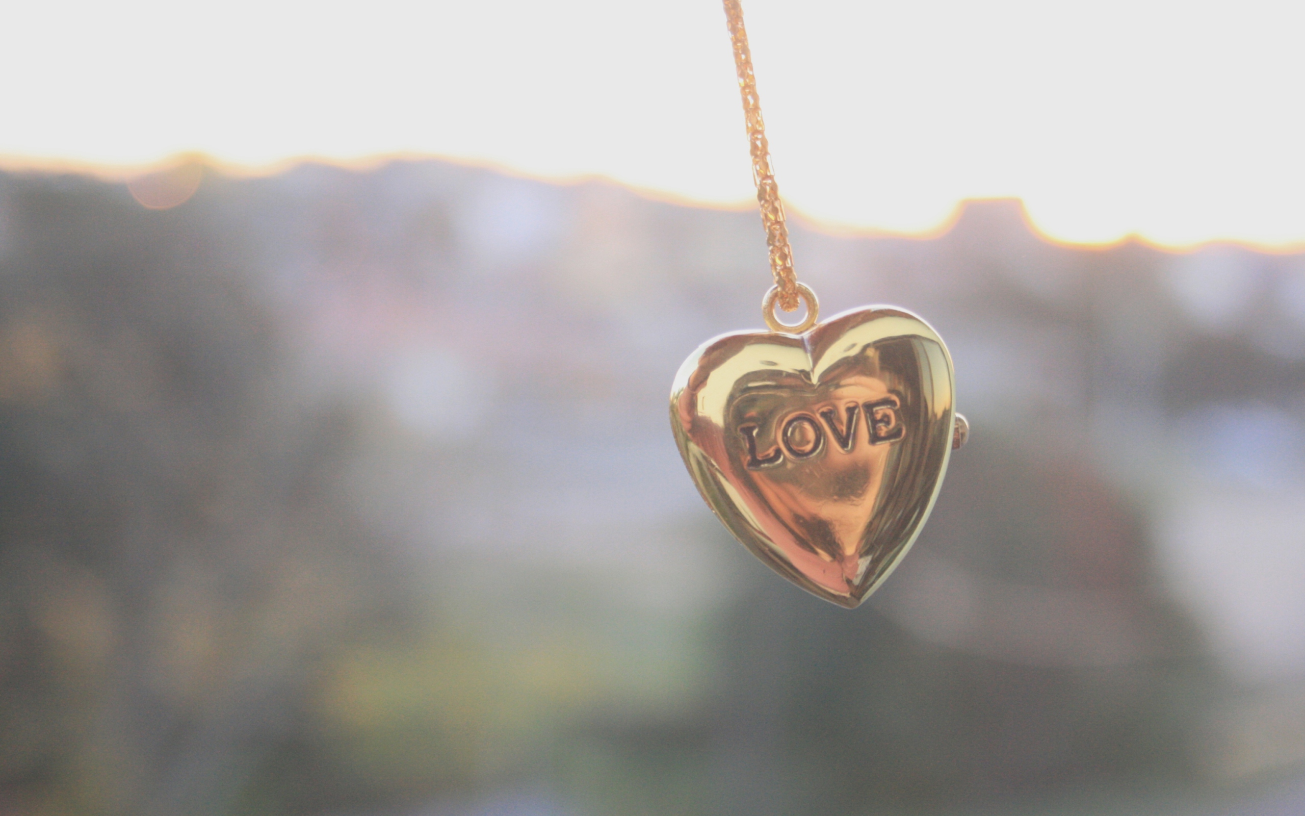 Das Love Pendant Wallpaper 2560x1600