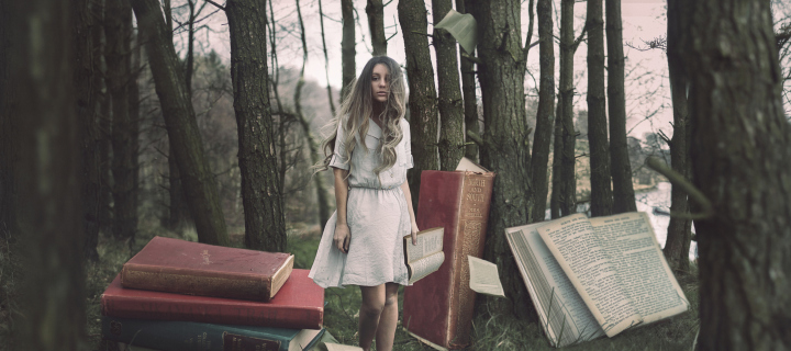 Das Forest Nymph Surrounded By Books Wallpaper 720x320