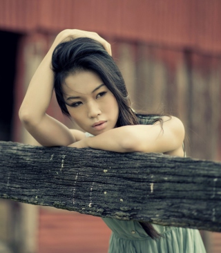 Asian Model Posing sfondi gratuiti per iPhone 4S