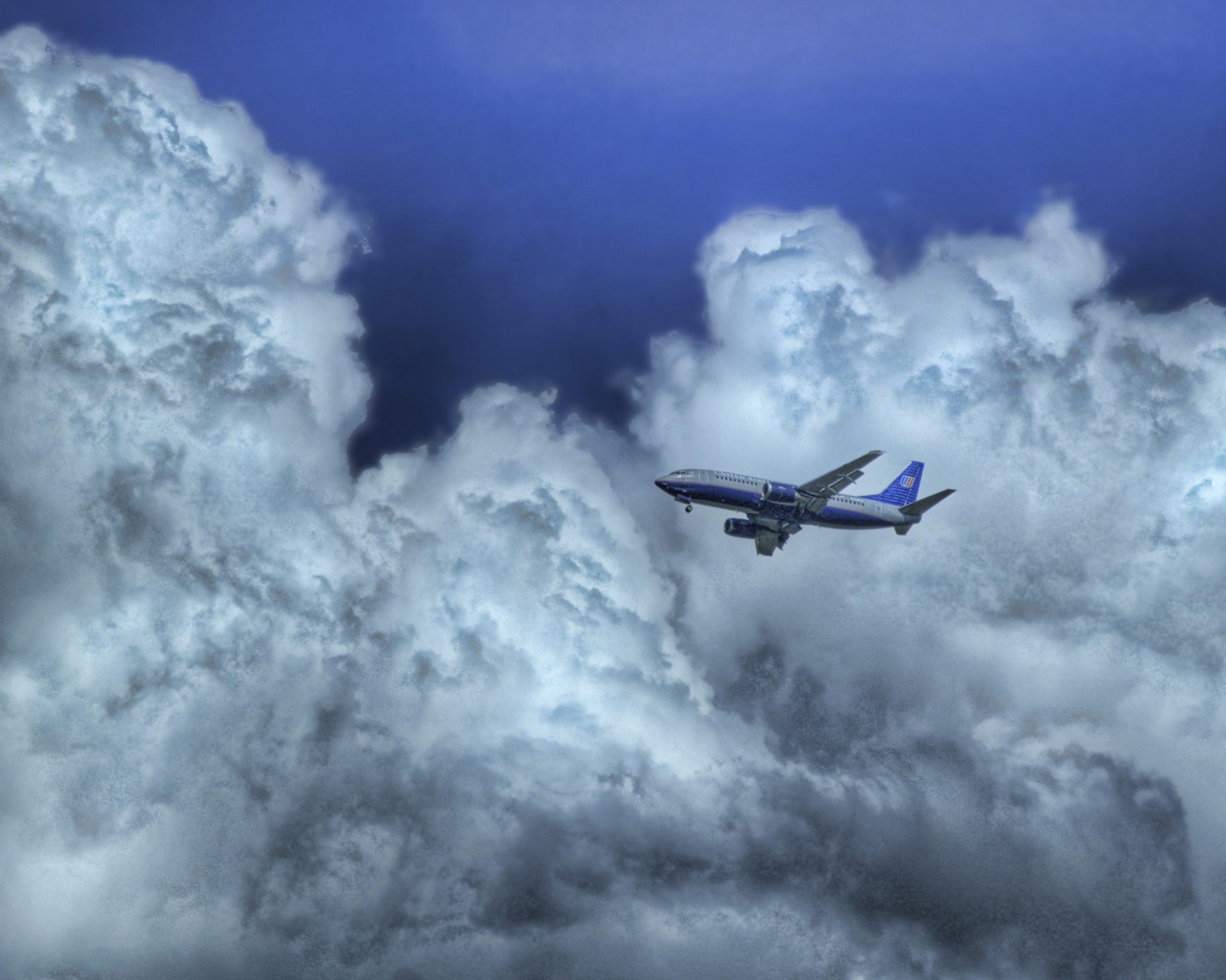 Sfondi Airplane In Clouds 1600x1280