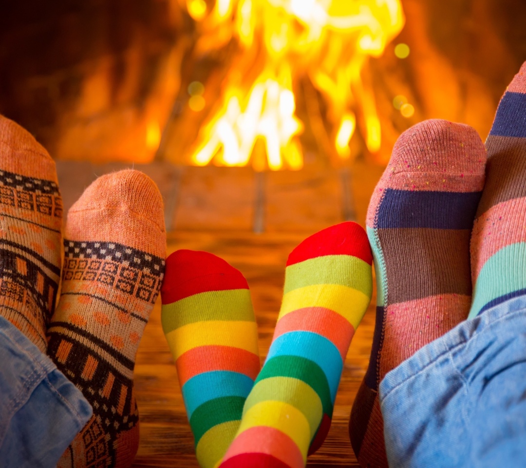 Обои Happy family near fireplace 1080x960