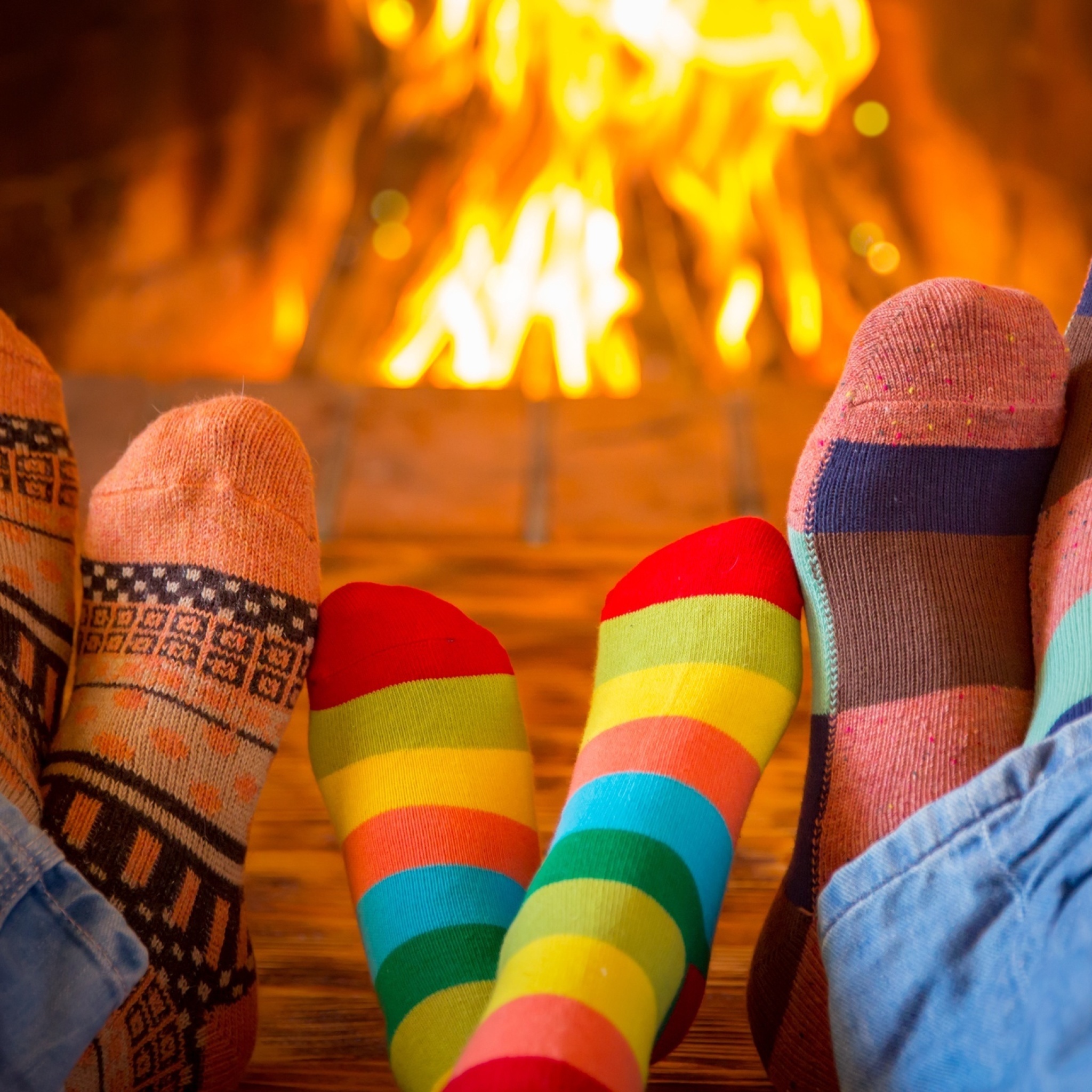 Fondo de pantalla Happy family near fireplace 2048x2048