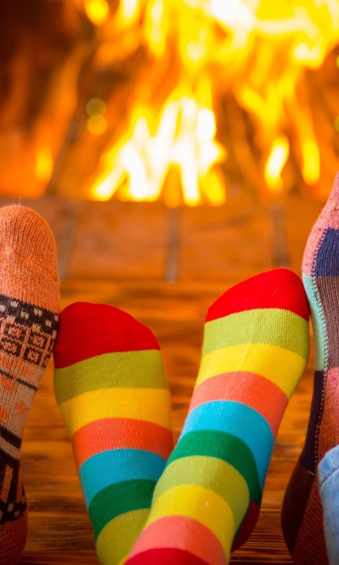 Fondo de pantalla Happy family near fireplace 480x800