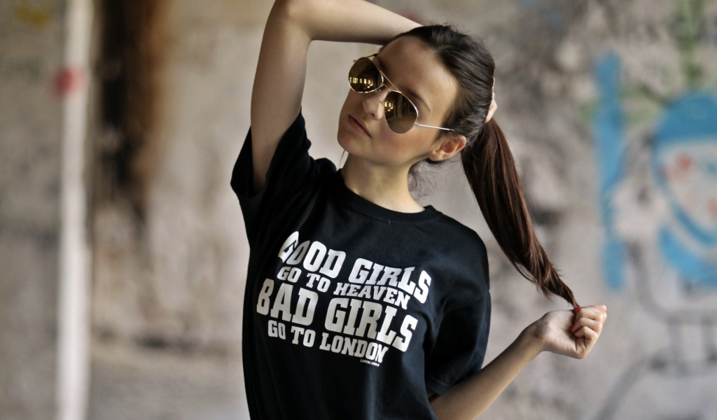 Das Bad Girls Go To London Wallpaper 1024x600