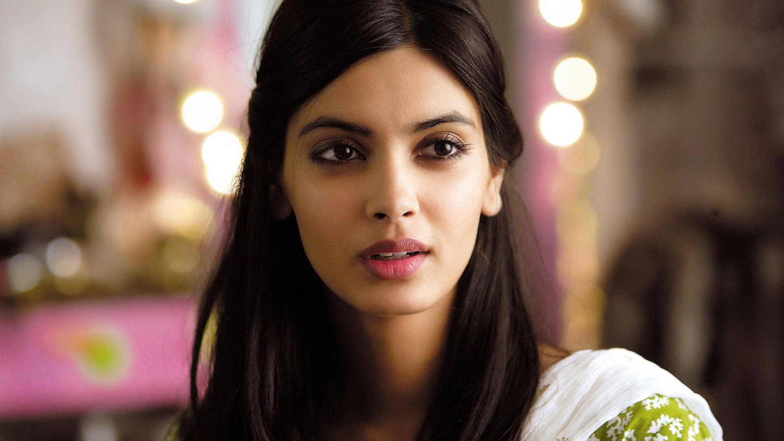 Sfondi Diana Penty in Cocktail Movie 1600x900