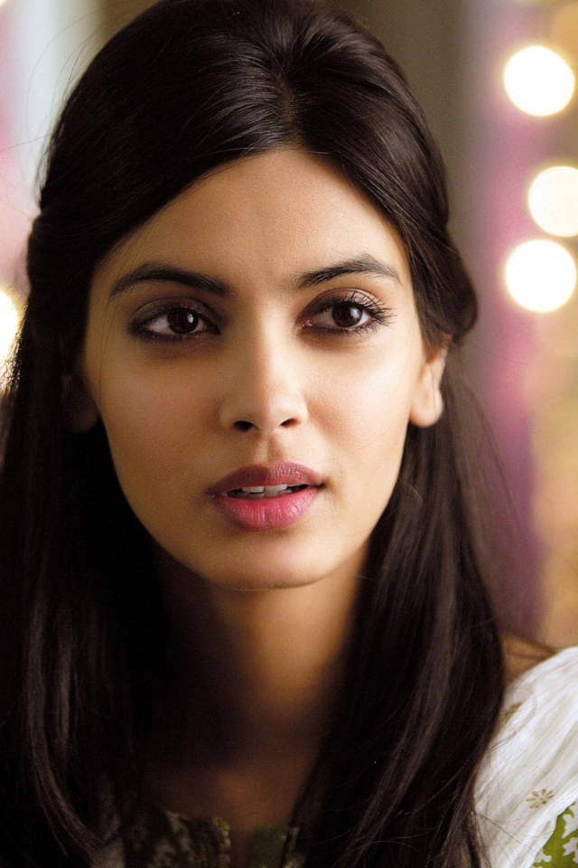 Fondo de pantalla Diana Penty in Cocktail Movie 640x960