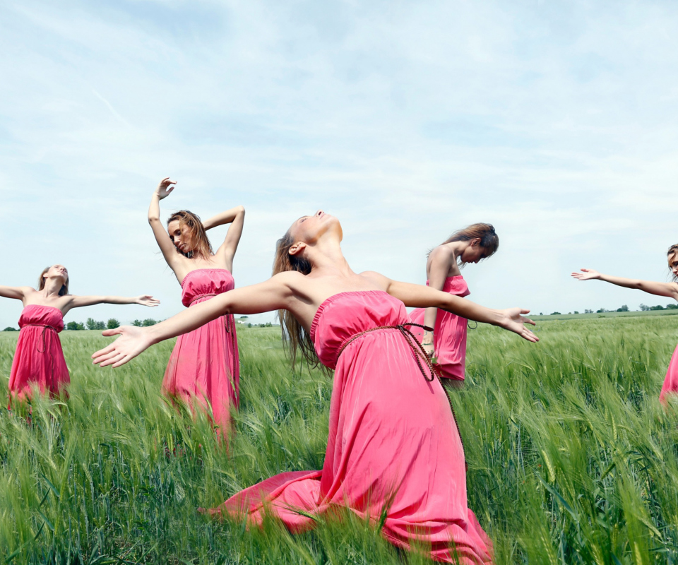 Sfondi Girl In Pink Dress Dancing In Green Fields 960x800