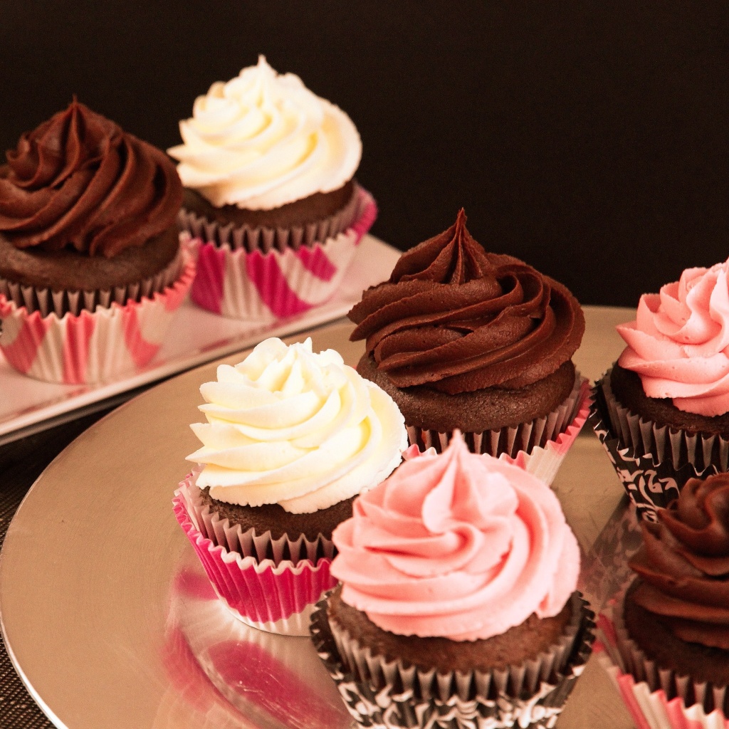 Cupcakes with Creme wallpaper 1024x1024