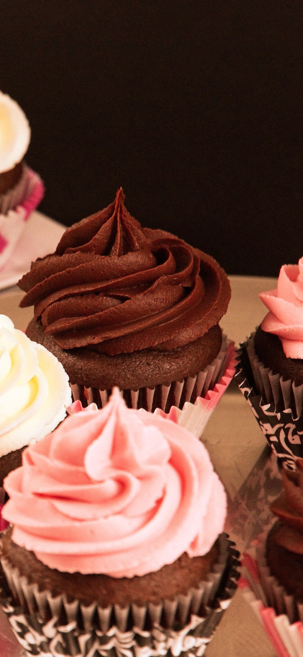 Cupcakes with Creme wallpaper 1170x2532