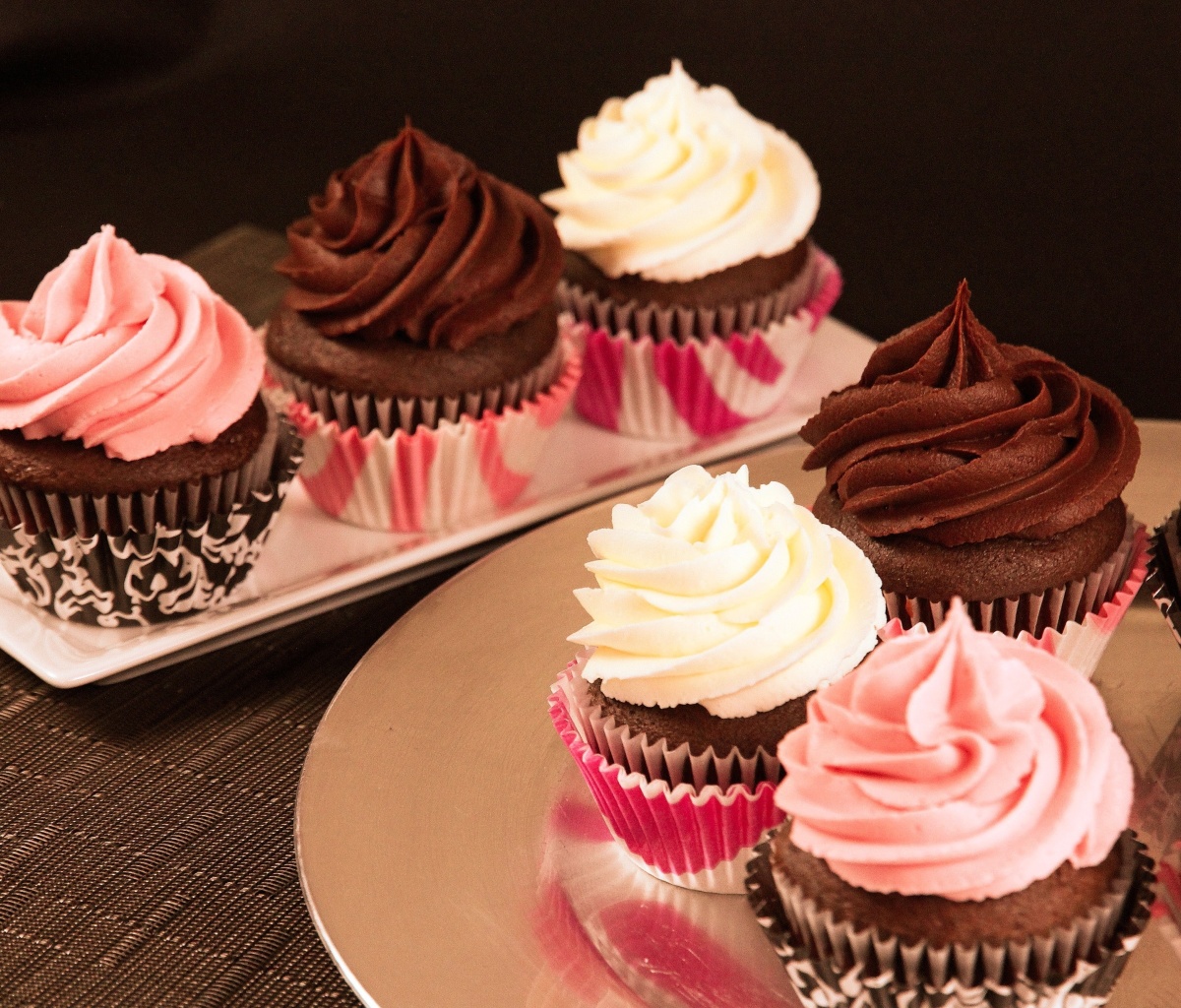 Cupcakes with Creme wallpaper 1200x1024