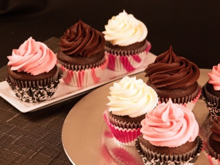 Cupcakes with Creme wallpaper 320x240