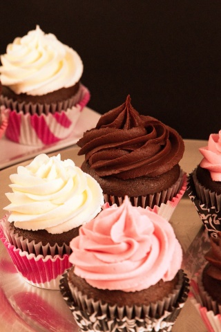Cupcakes with Creme wallpaper 320x480
