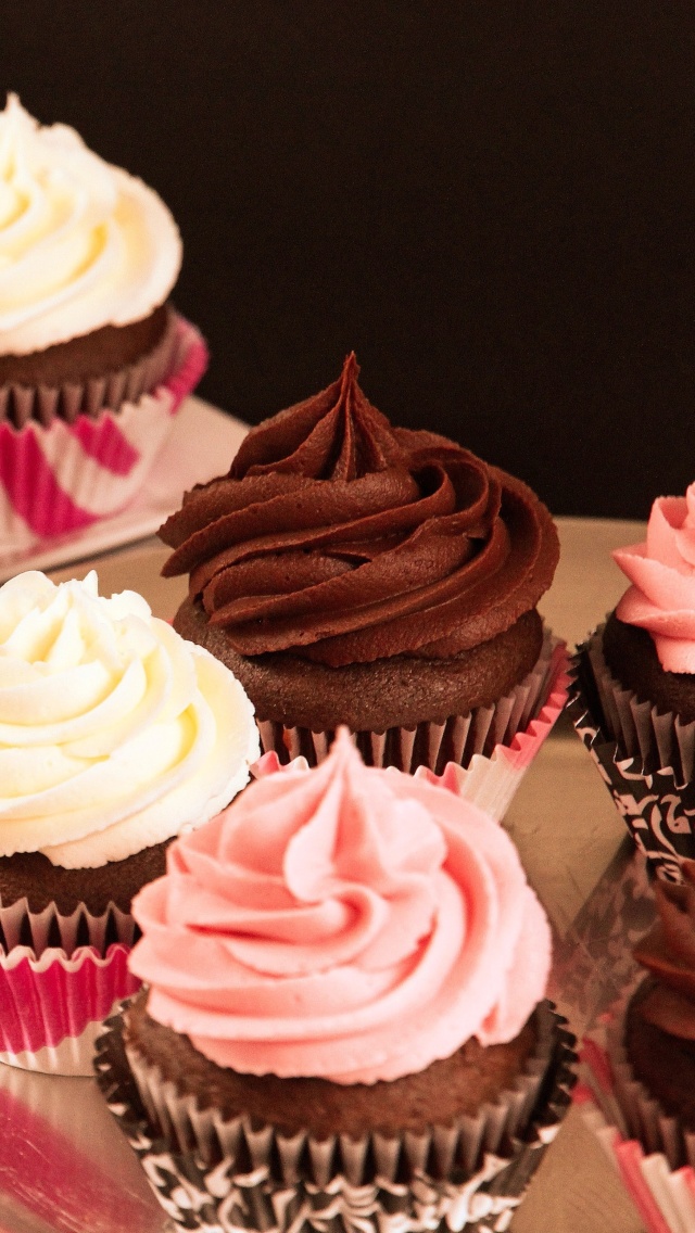 Cupcakes with Creme wallpaper 640x1136