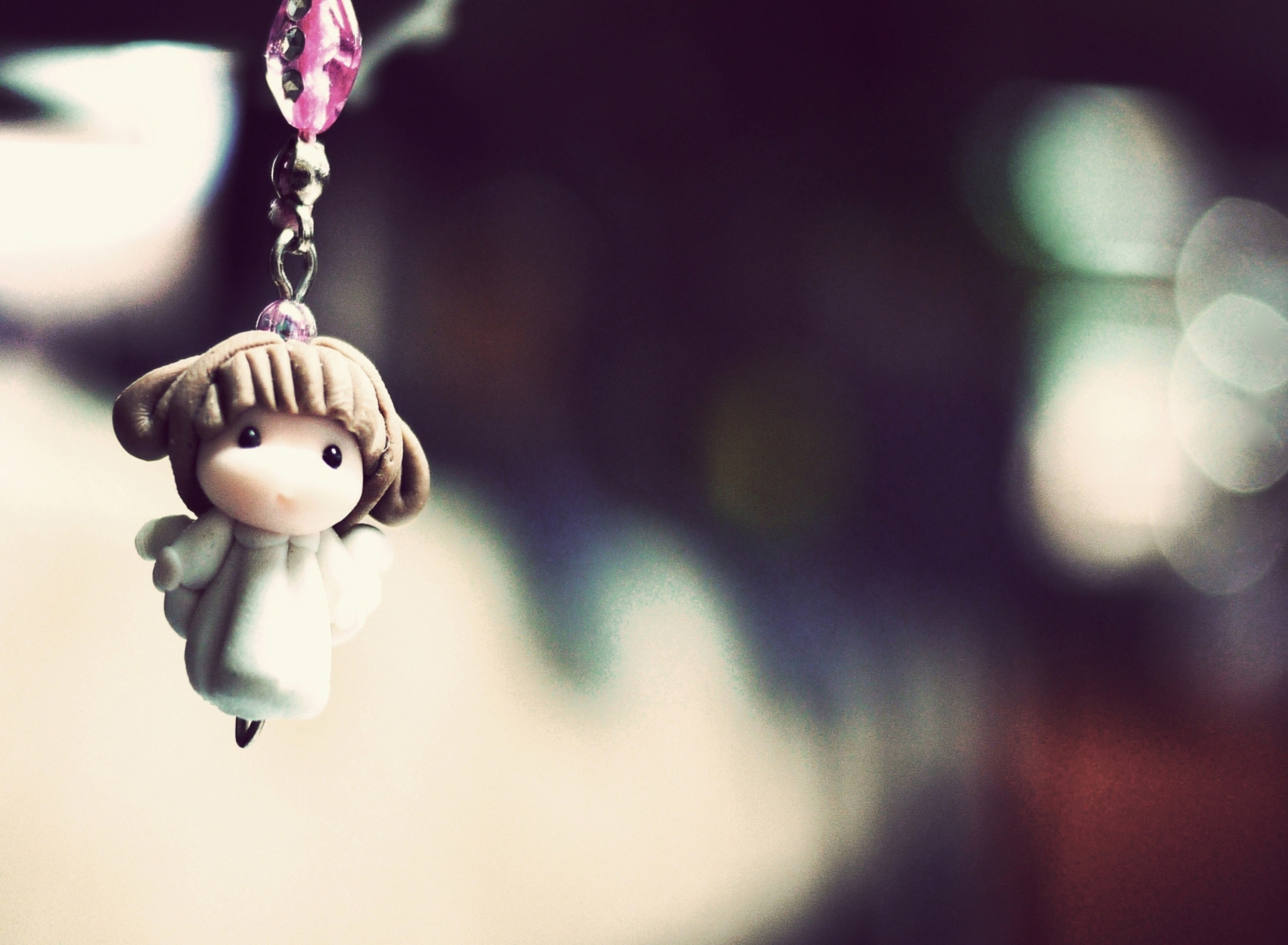 Das Little Angel Pendant Wallpaper 1920x1408