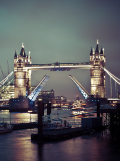 Das Big Ben as Great Bell in Night Wallpaper 240x320