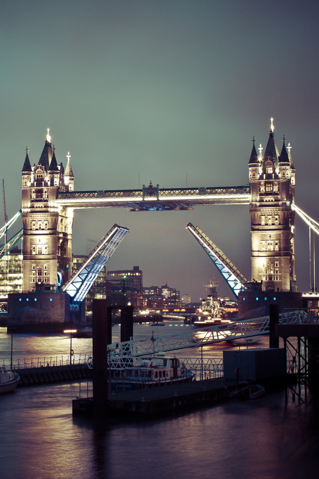 Big Ben as Great Bell in Night wallpaper 640x960