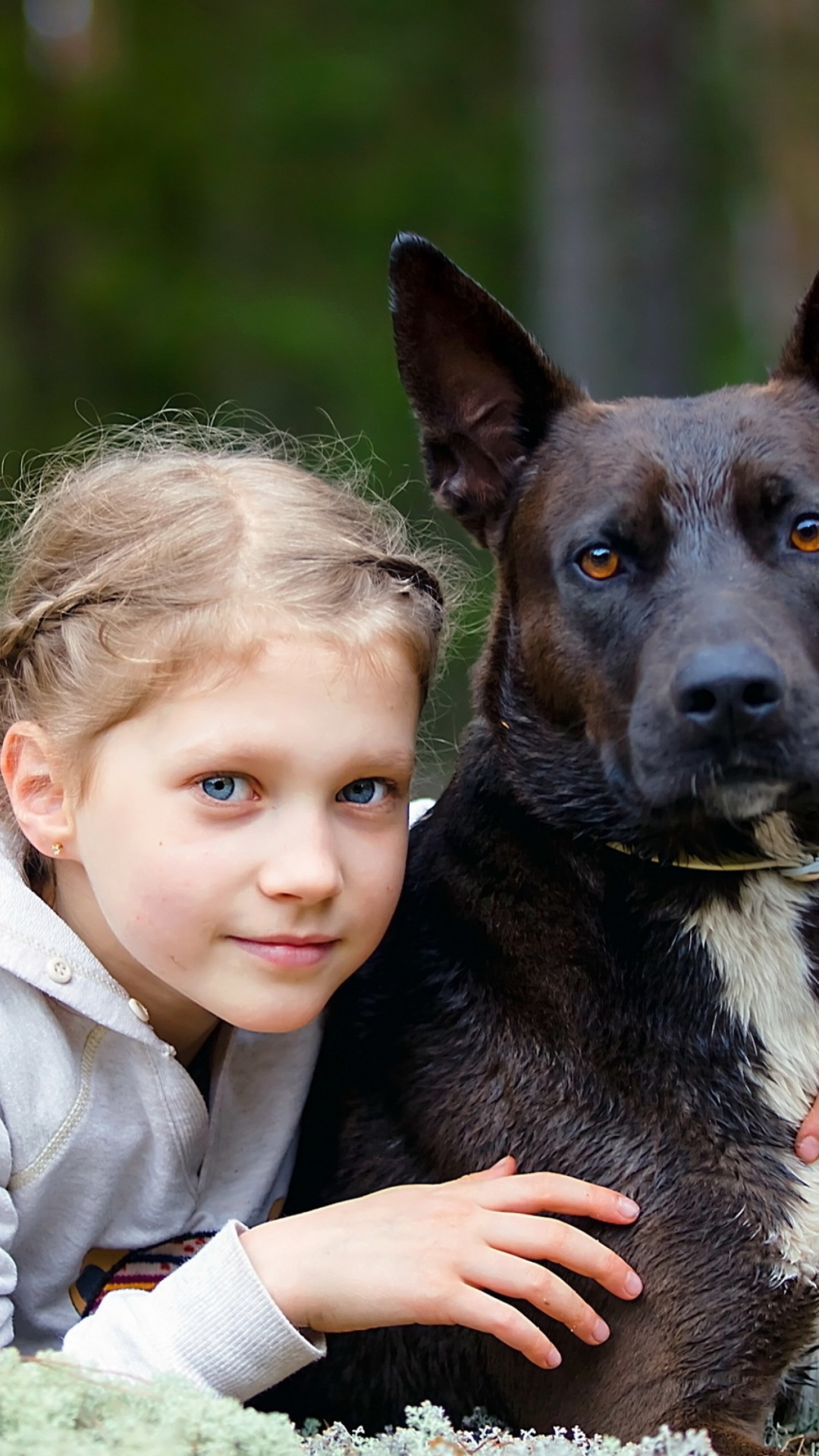 Sfondi Dog with Little Girl 1080x1920