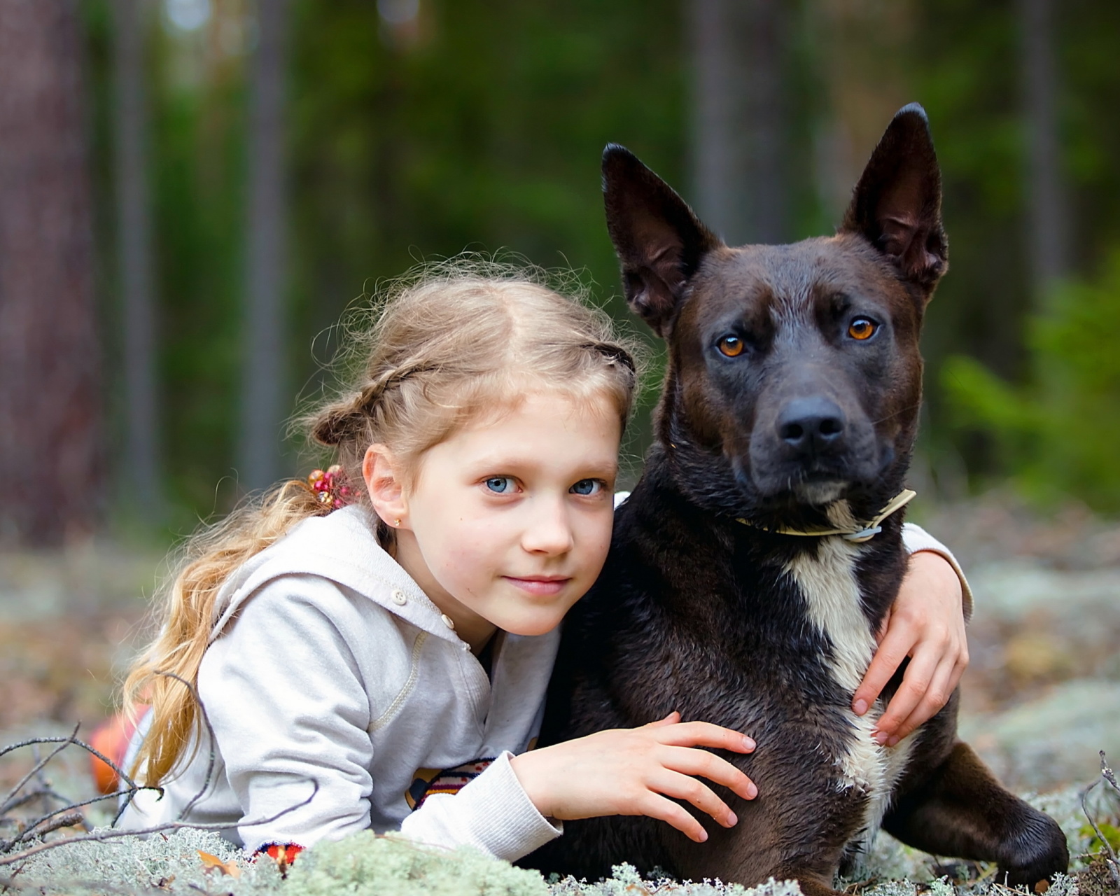 Dog with Little Girl wallpaper 1600x1280