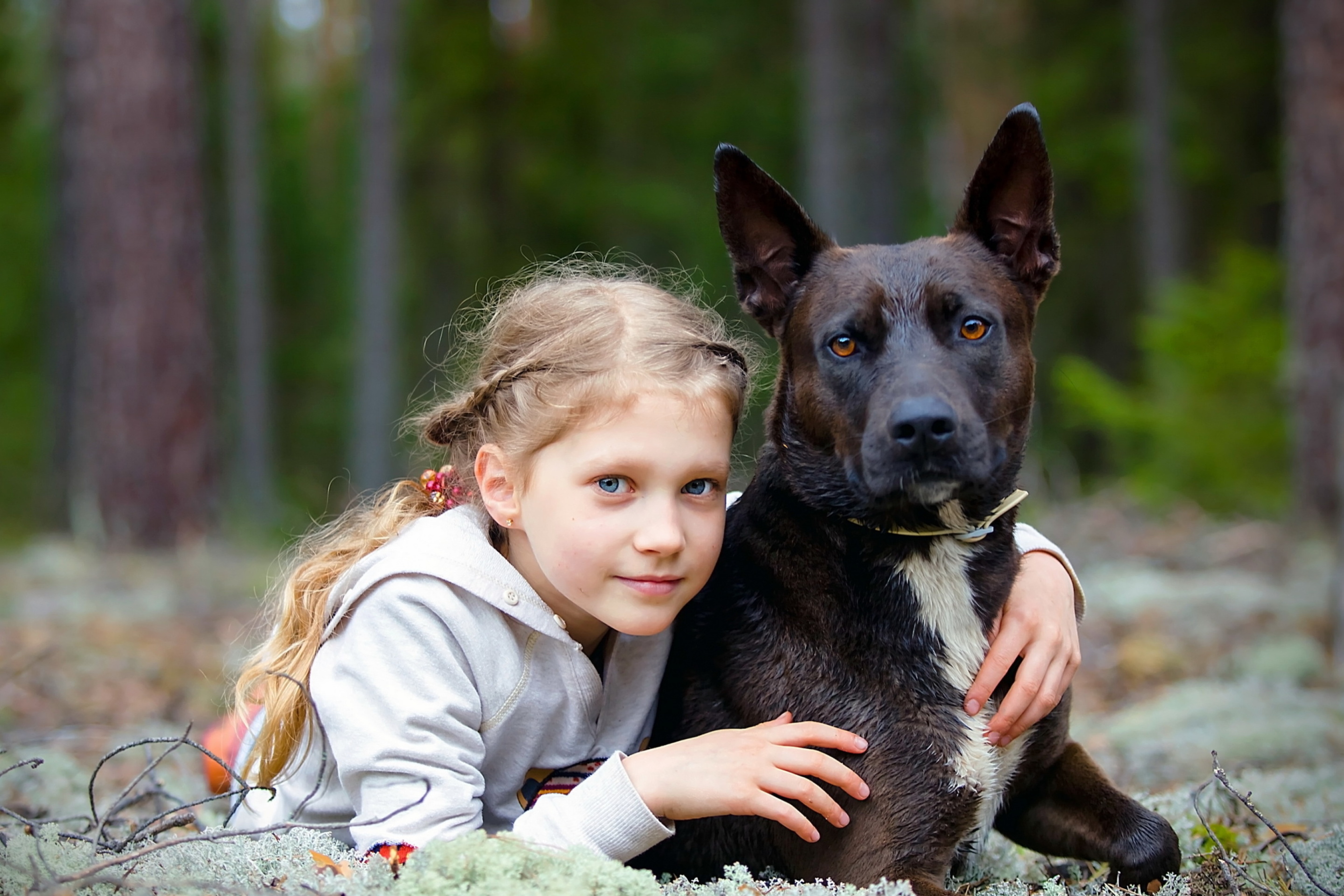 Screenshot №1 pro téma Dog with Little Girl 2880x1920
