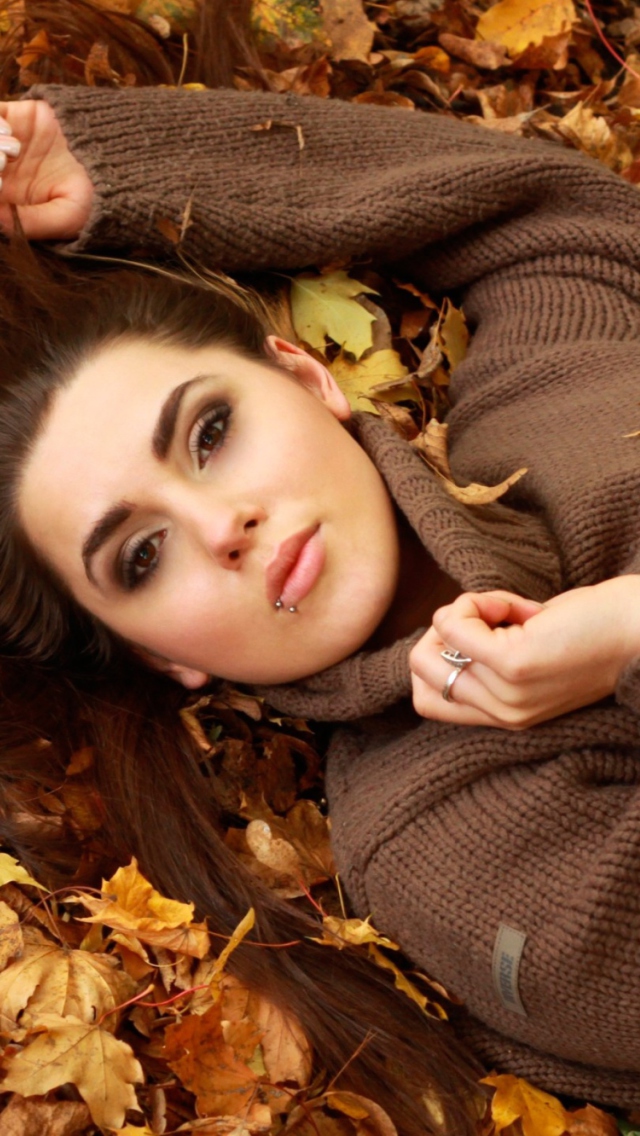 Sfondi Girl Autumn 640x1136