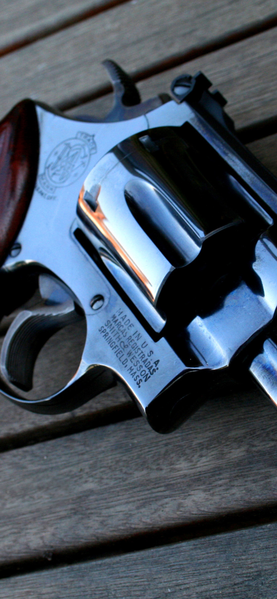 Das 44 Remington Magnum Revolver Wallpaper 1170x2532