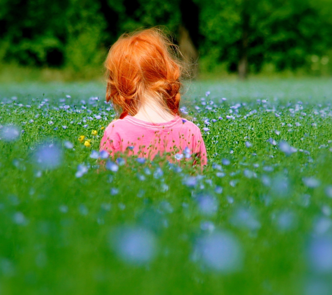 Das Redhead Child Girl Behind Green Grass Wallpaper 1080x960