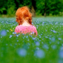 Fondo de pantalla Redhead Child Girl Behind Green Grass 208x208