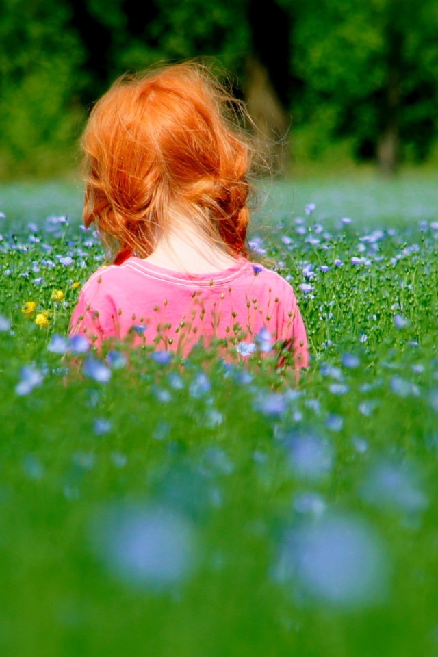 Sfondi Redhead Child Girl Behind Green Grass 640x960