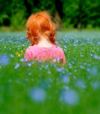 Kostenloses Redhead Child Girl Behind Green Grass Wallpaper für Samsung S5330 Wave 2 Pro