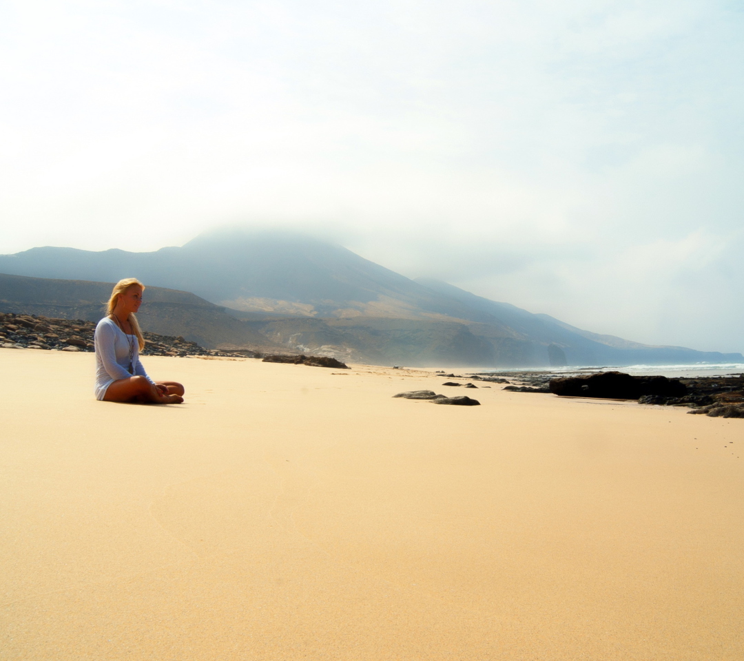 Das Girl Sitting On Beach Wallpaper 1080x960