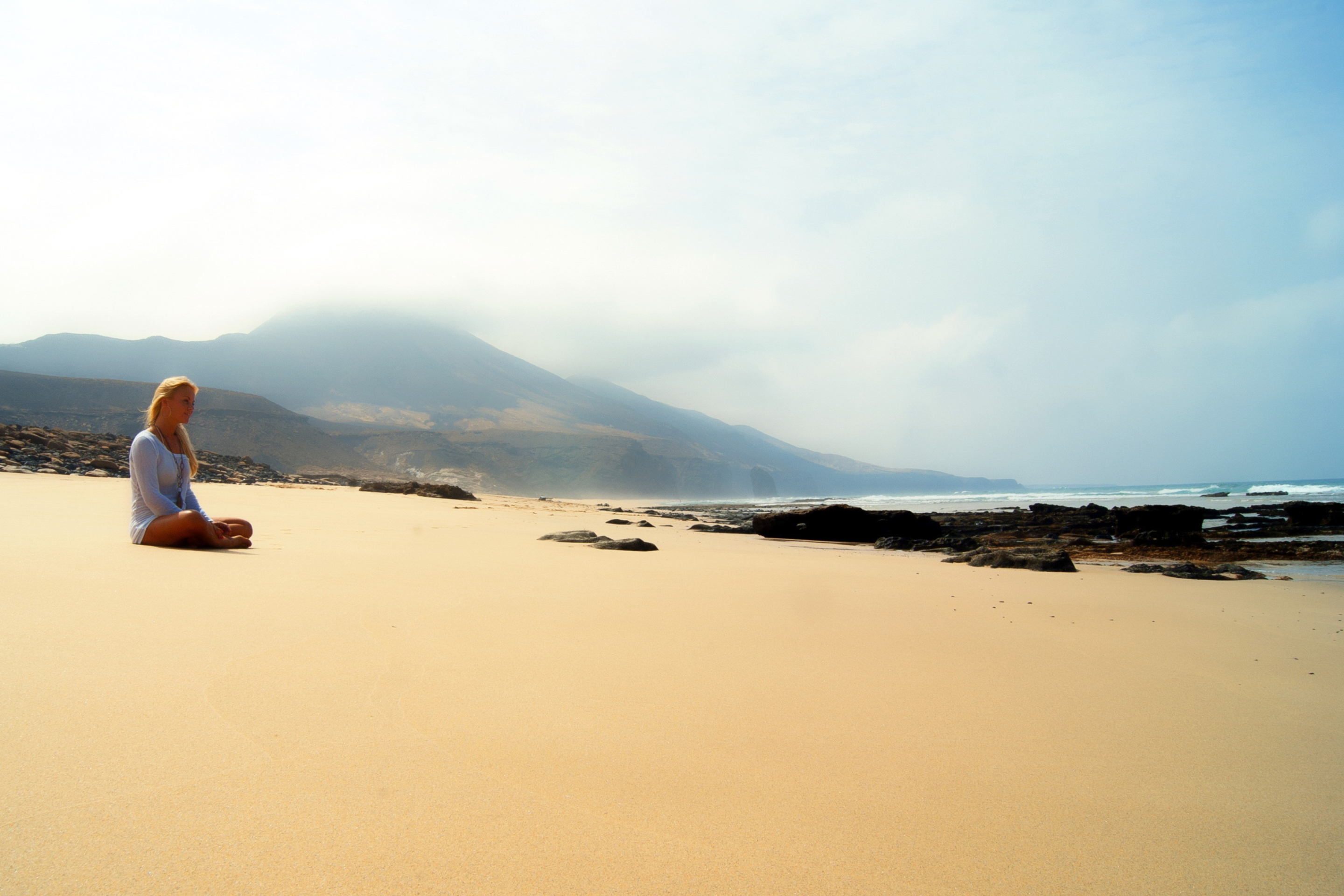 Das Girl Sitting On Beach Wallpaper 2880x1920