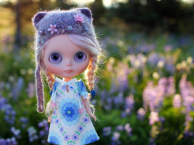 Blonde Doll wallpaper 640x480