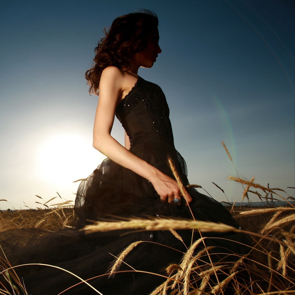 Sfondi Girl In Black Dress In Fields 1024x1024