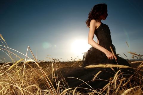 Sfondi Girl In Black Dress In Fields 480x320