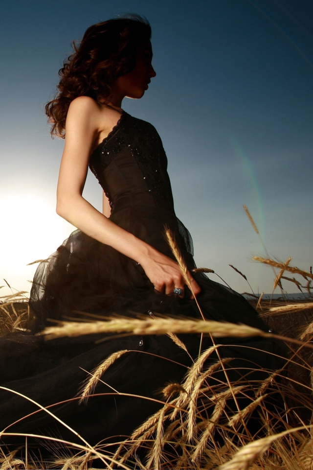 Das Girl In Black Dress In Fields Wallpaper 640x960