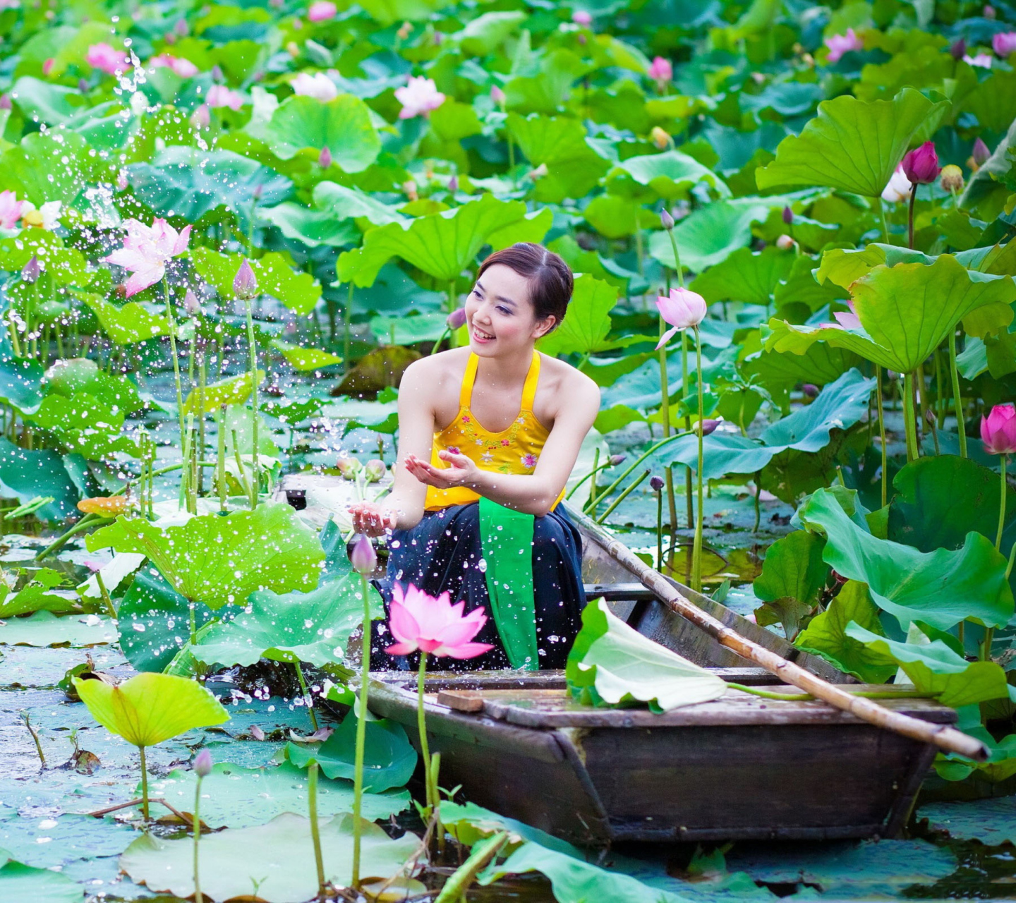 Fondo de pantalla Cute Asian Girl In Boat 1440x1280
