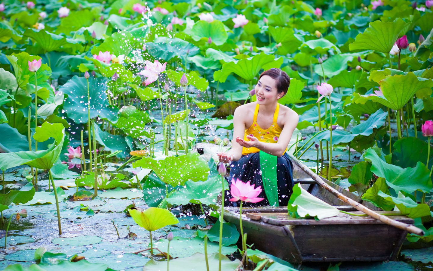 Screenshot №1 pro téma Cute Asian Girl In Boat 1440x900