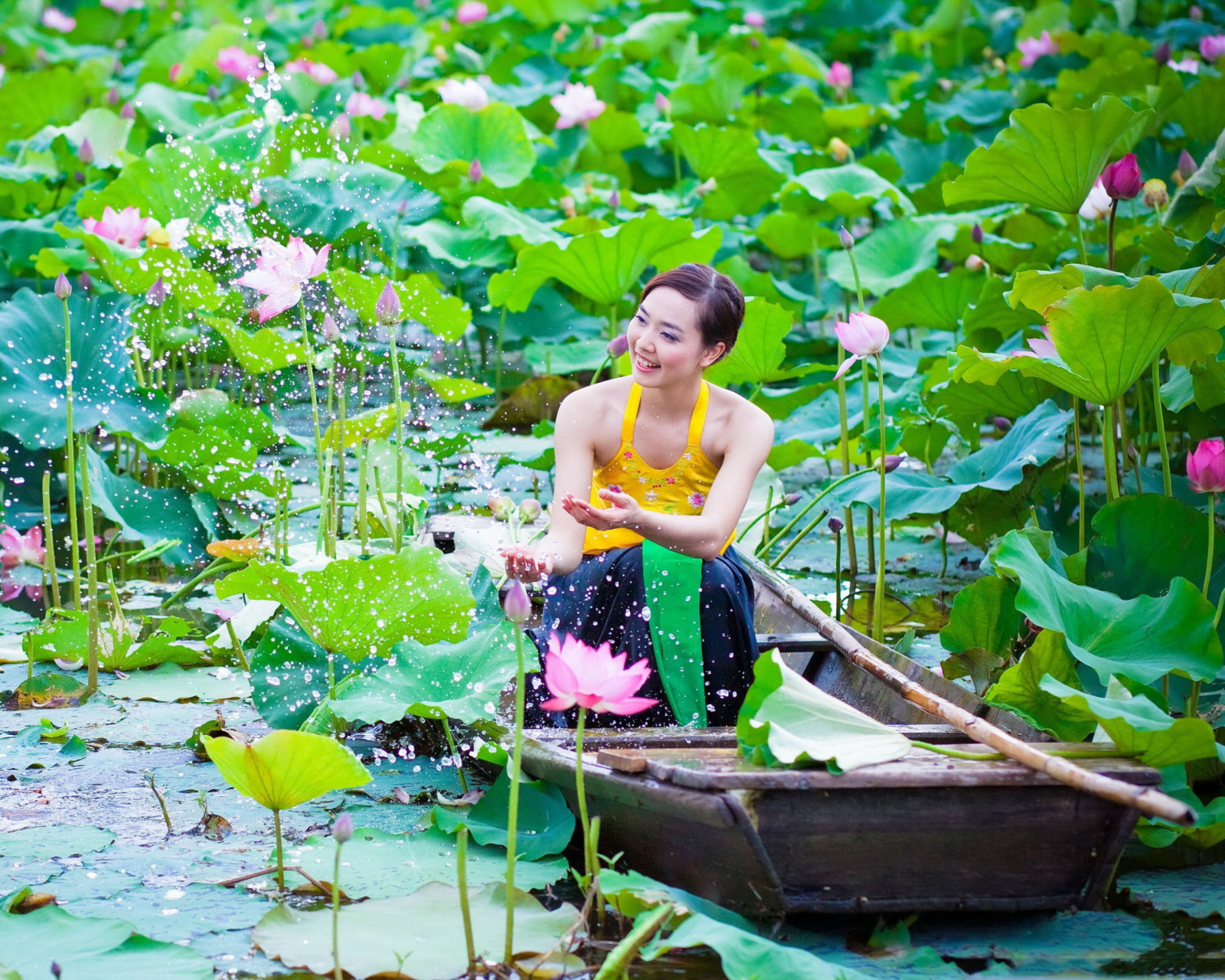 Fondo de pantalla Cute Asian Girl In Boat 1600x1280