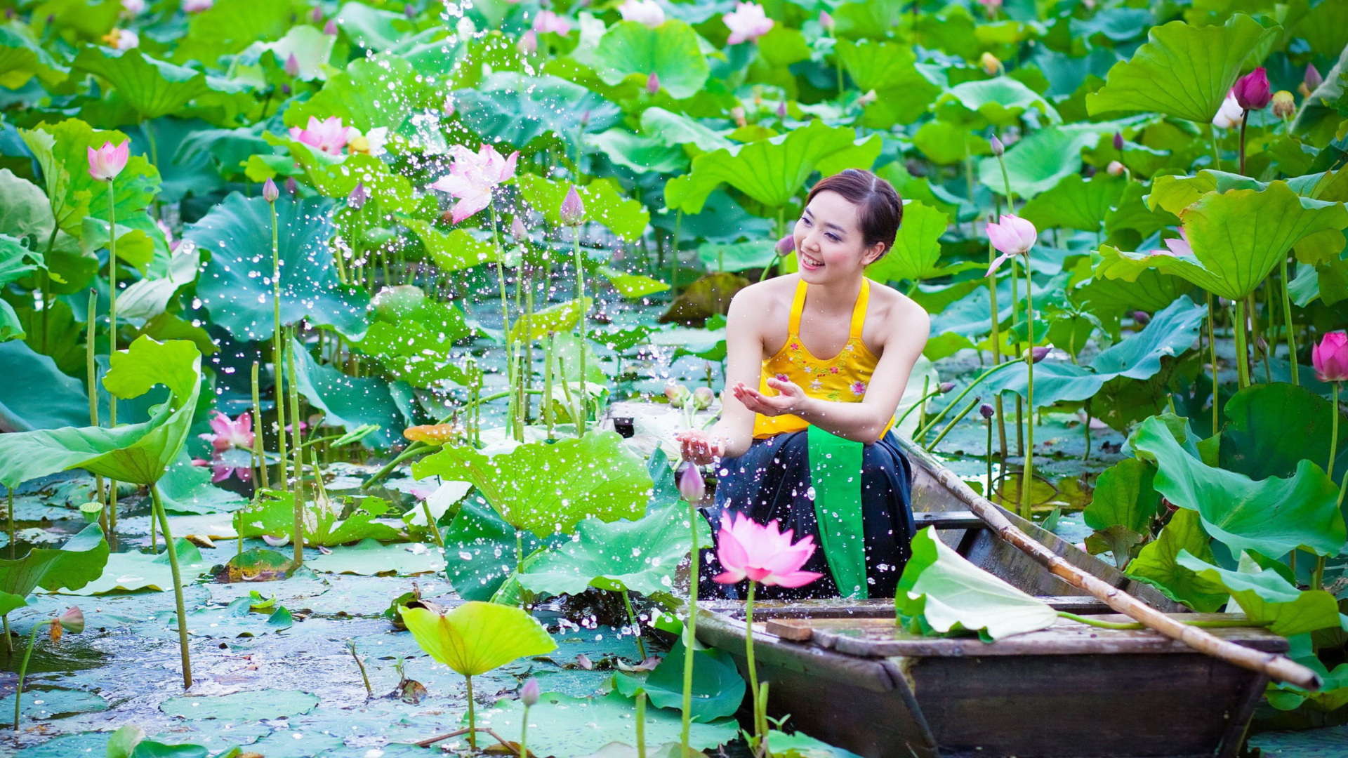 Das Cute Asian Girl In Boat Wallpaper 1920x1080