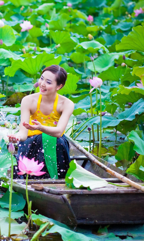 Cute Asian Girl In Boat screenshot #1 480x800