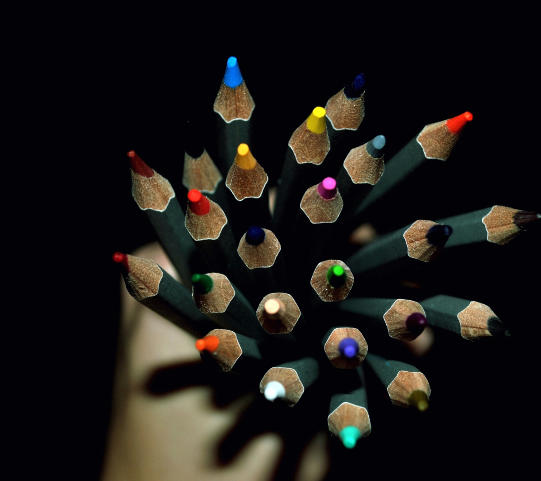 Das Colorful Pencils In Hand Wallpaper 1080x960