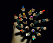 Das Colorful Pencils In Hand Wallpaper 176x144