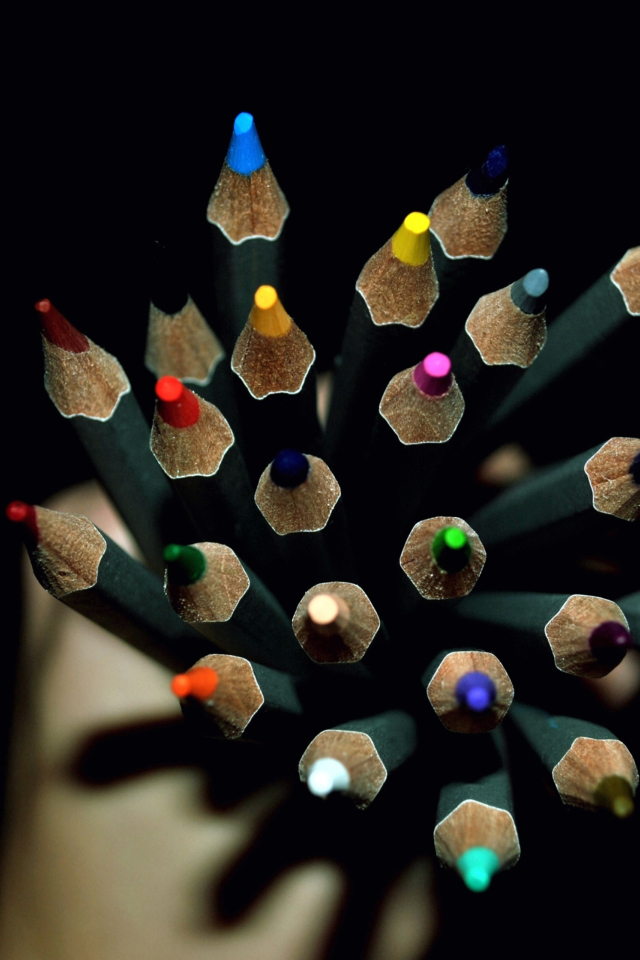 Das Colorful Pencils In Hand Wallpaper 640x960