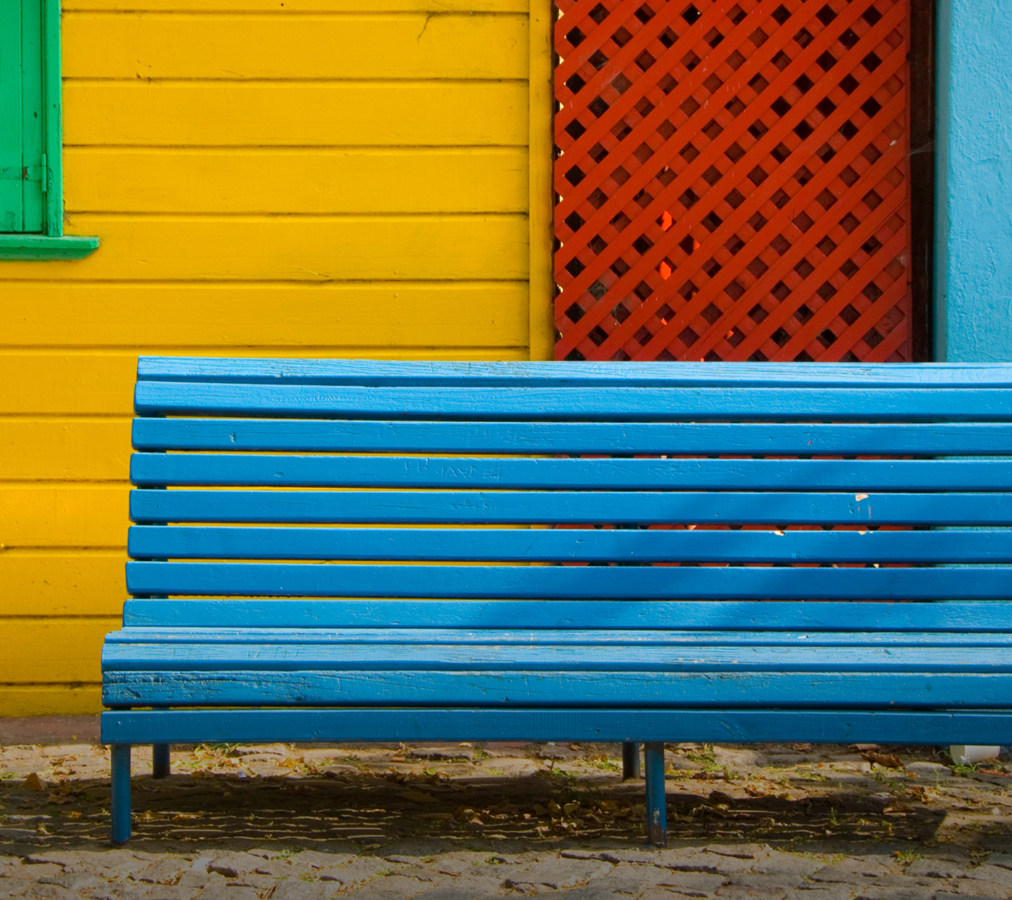 Das Colorful Houses and Bench Wallpaper 1440x1280