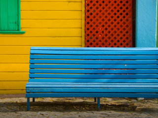 Das Colorful Houses and Bench Wallpaper 320x240