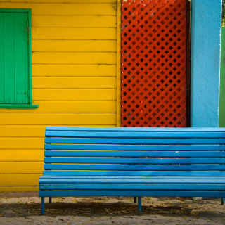 Colorful Houses and Bench sfondi gratuiti per 2048x2048